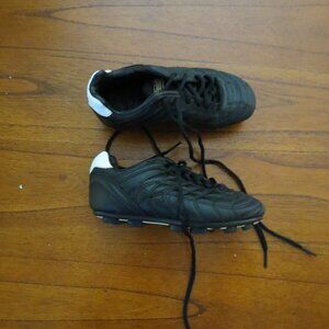 Everlast Black and White Kids Cleats Size 12
